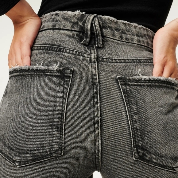 Good American Good Classic Low Fray Hem Jeans - Picture 5 of 8